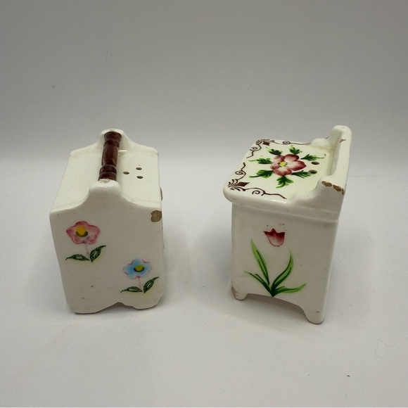 Vintage Ceramic Made in Japan Floral Stove & Dresser Salt & Pepper Set - Picture 5 of 6